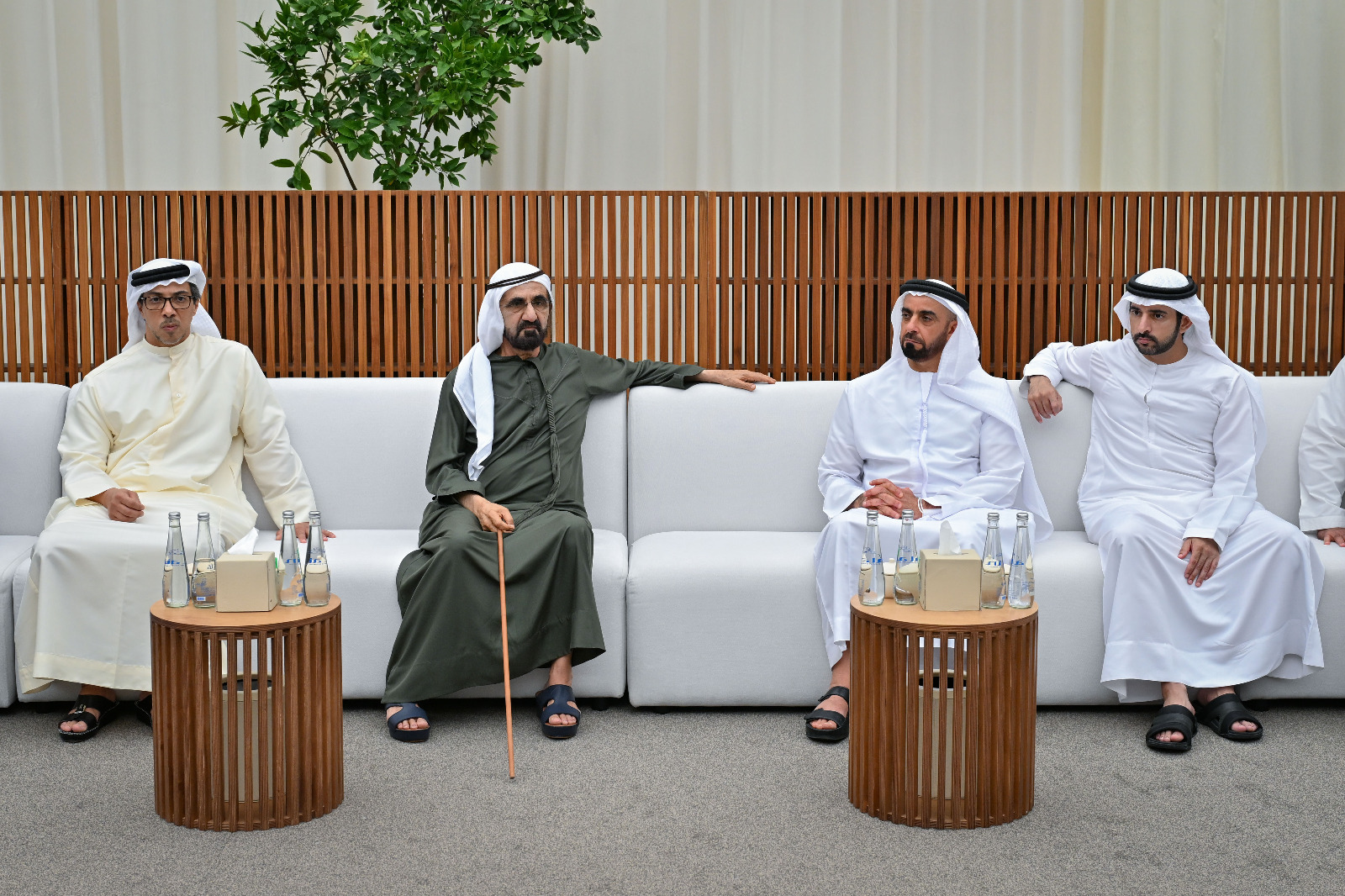 "محمد بن راشد خلال تقديم العزاء بحضور منصور بن زايد وحمدان بن محمد وسيف بن زايد | تصوير: محمد هشام وحمد الكعبي"