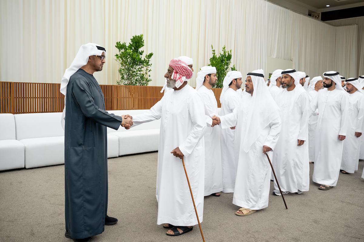 "رئيس الدولة خلال تقبل العزاء"