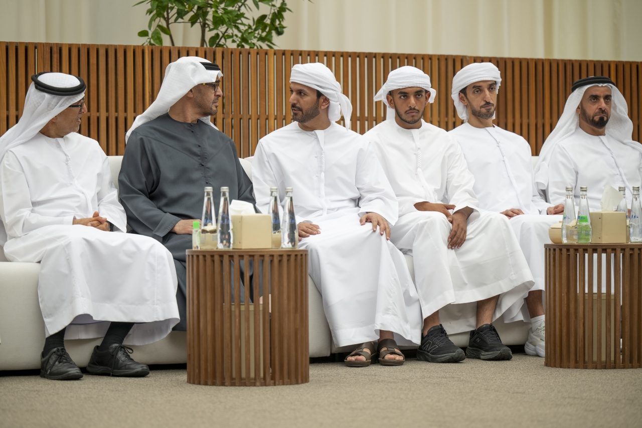 "رئيس الدولة خلال تلقي التعازي بحضور سيف بن زايد ومغير الخييلي وخليفة ومحمد الخييلي"