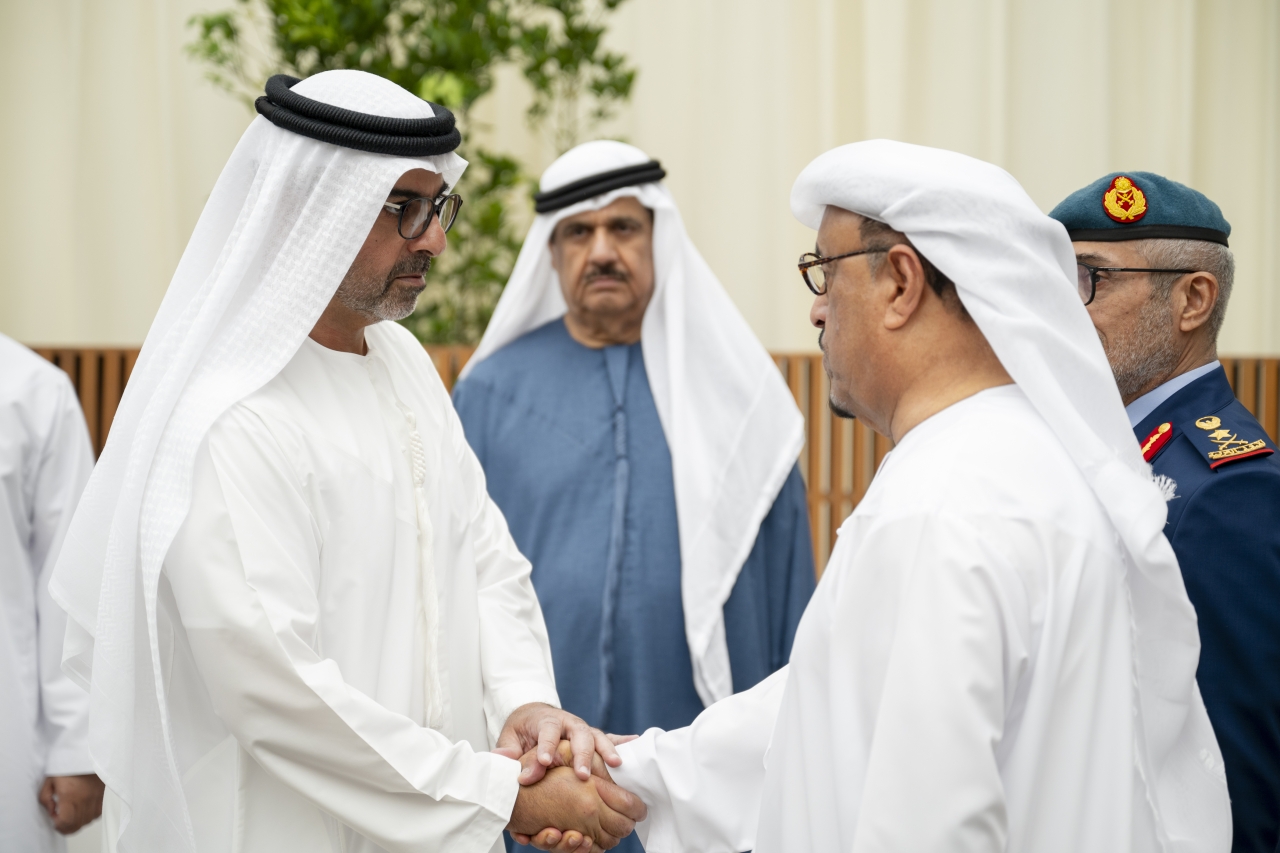 "حامد بن زايد يتلقى التعازي بحضور حميد المعلا وعيسى المزروعي وضاحي خلفان"
