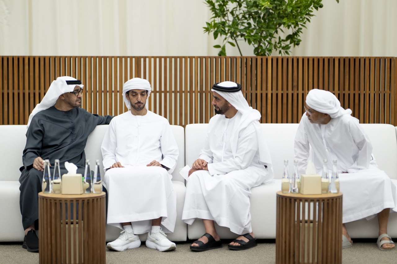 "محمد بن زايد خلال تلقي التعازي بحضور سيف بن زايد وخليفة الخييلي"