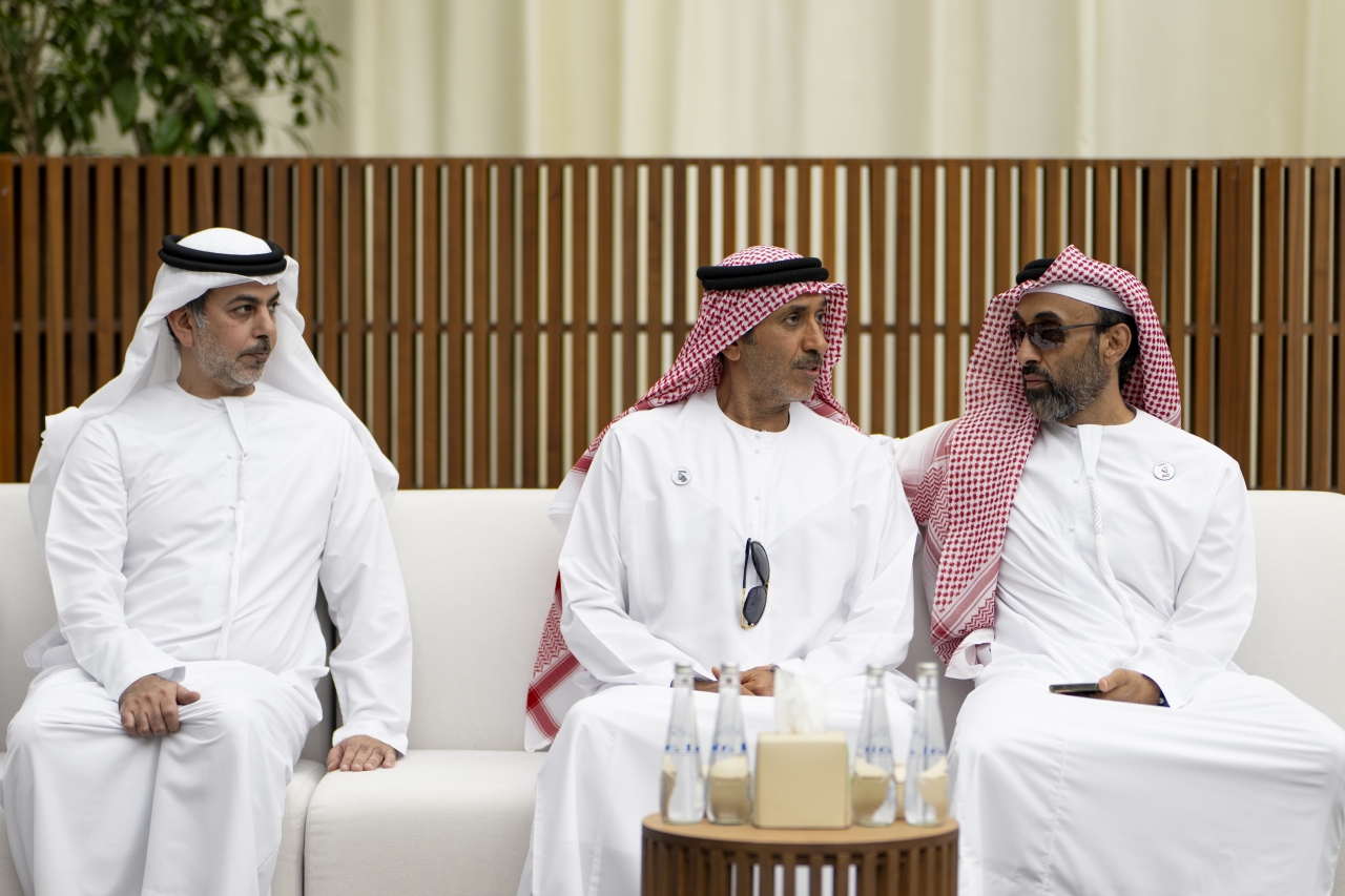"طحنون وفلاح وعمر بن زايد خلال العزاء"