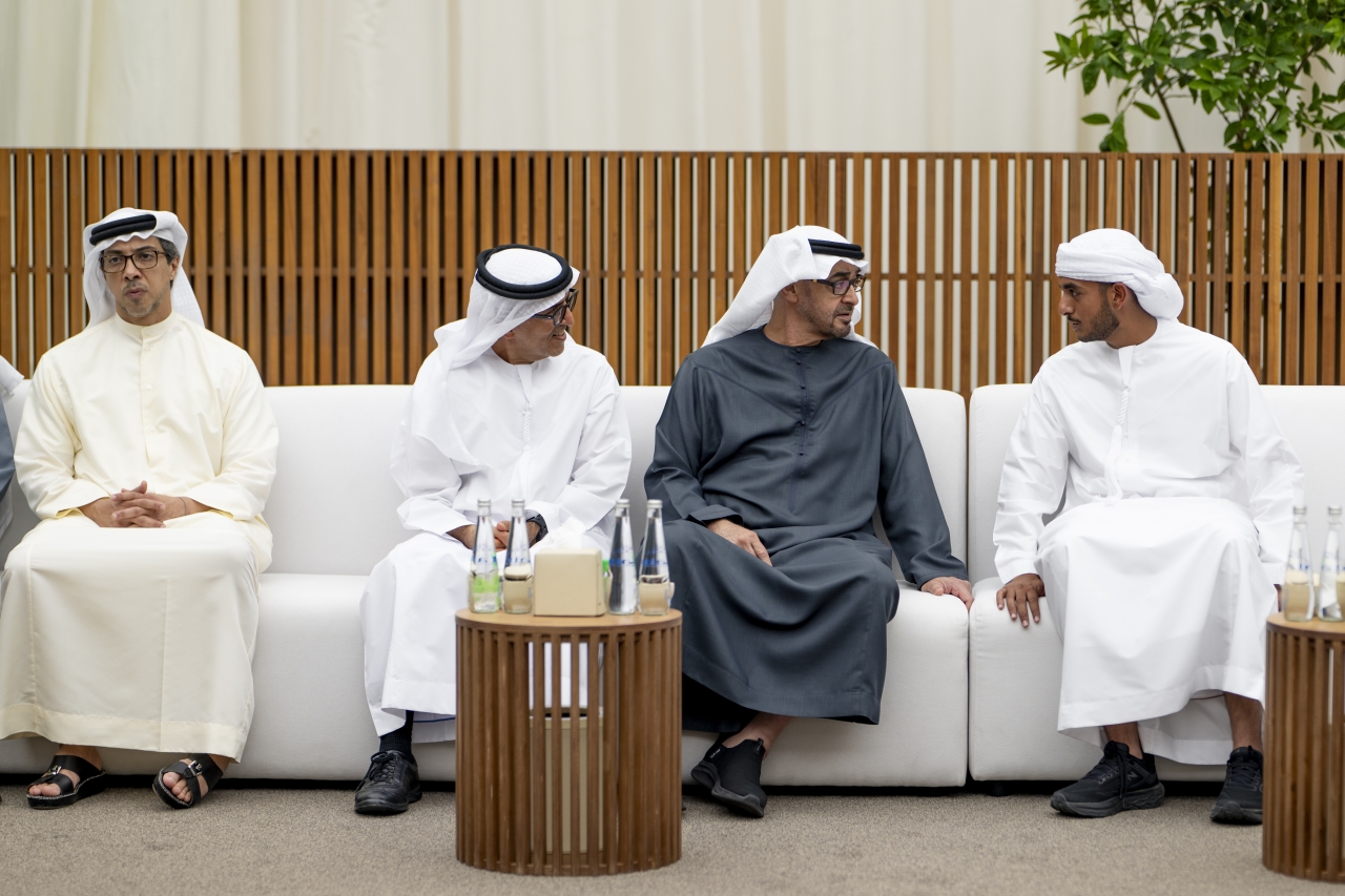 "محمد بن زايد خلال تلقي العزاء بحضور منصور بن زايد ومغير الخييلي ومحمد الخييلي | تصوير: عمر العسكر وحمد الكعبي"