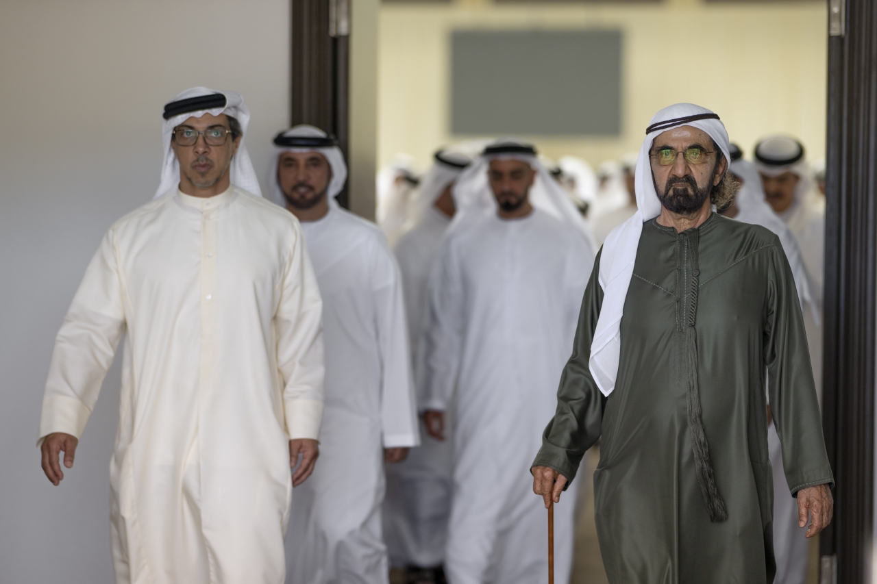 "محمد بن راشد ومنصور بن زايد وسيف بن زايد خلال العزاء بحضور سلطان السبوسي"