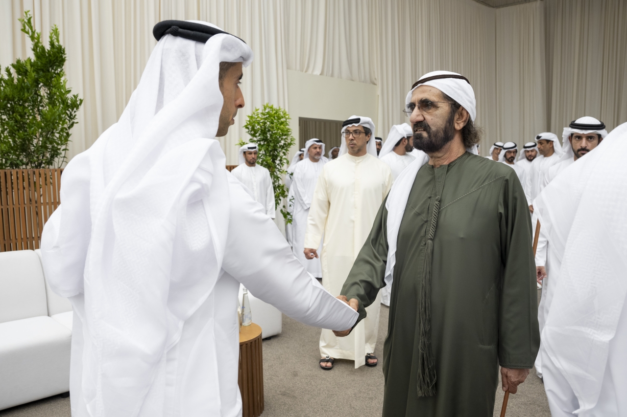 "محمد بن راشد خلال تقديم العزاء بحضور منصور بن زايد وحمدان بن محمد وخالد بن زايد وخليفة بن طحنون"