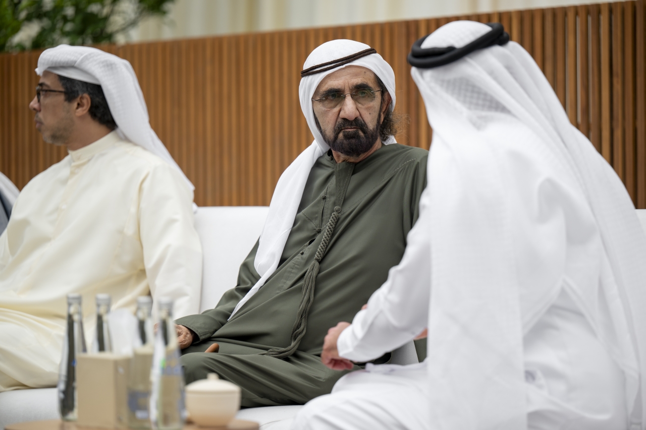 "محمد بن راشد ومنصور بن زايد خلال العزاء"