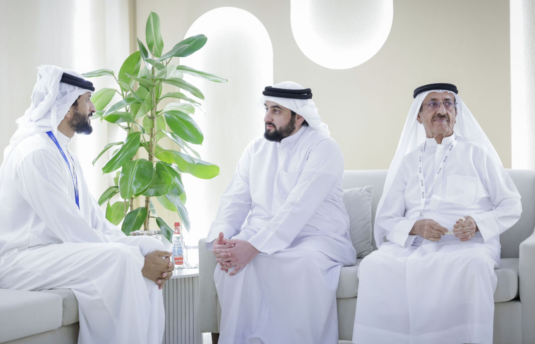 "أحمد بن محمد في حديث مع ناصر بن حمد بحضور حشر بن مكتوم | تصوير: خليفة اليوسف"