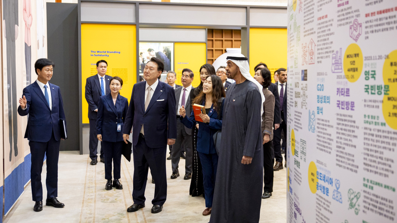 "محمد بن زايد ويون سوك يول خلال جولة على معرض في البيت الأزرق"