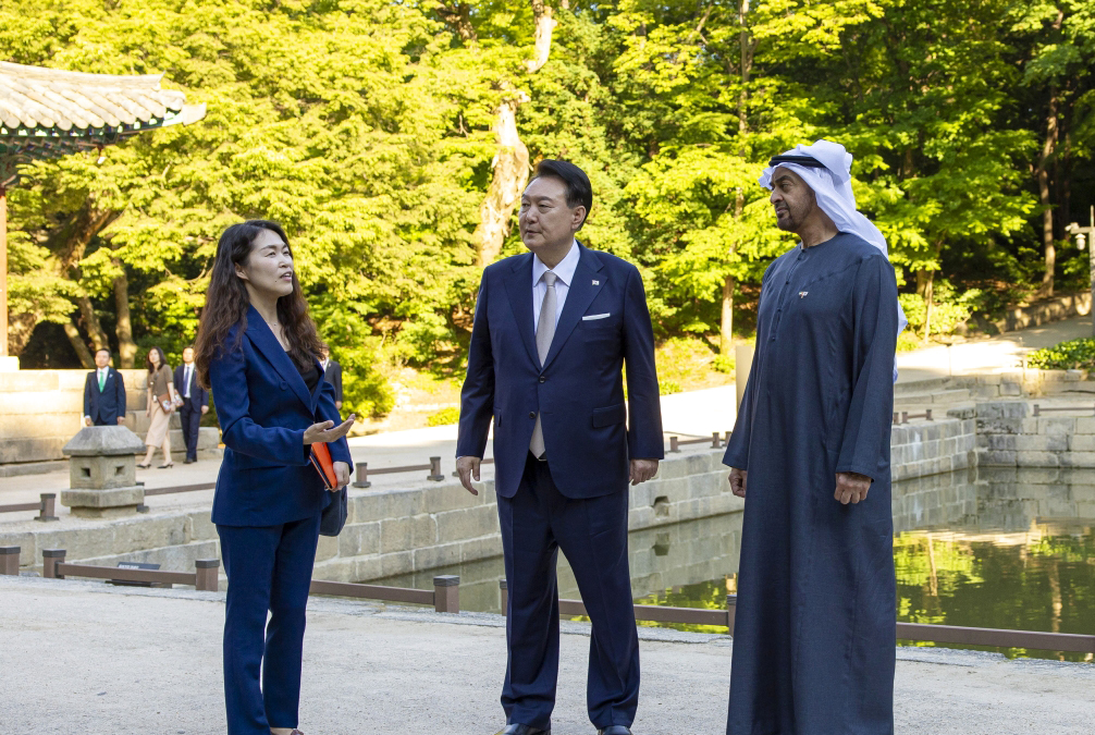 "سموه ويون سوك يول خلال جولة في حديقة قصر تشانغدوك التاريخي"