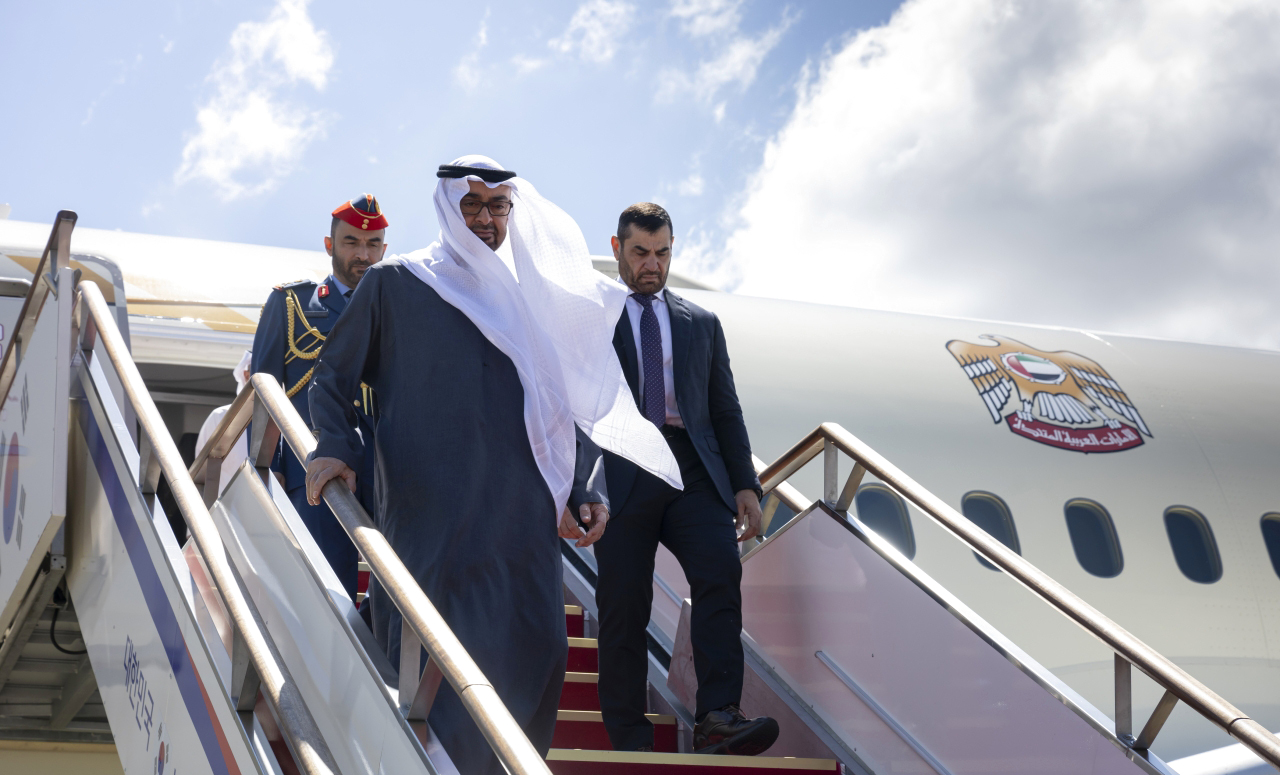 "رئيس الدولة لدى وصوله إلى العاصمة الكورية سيئول"