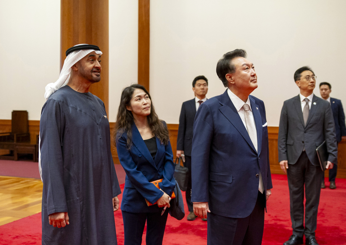 "محمد بن زايد ويون سوك يول خلال اللقاء في البيت الأزرق"