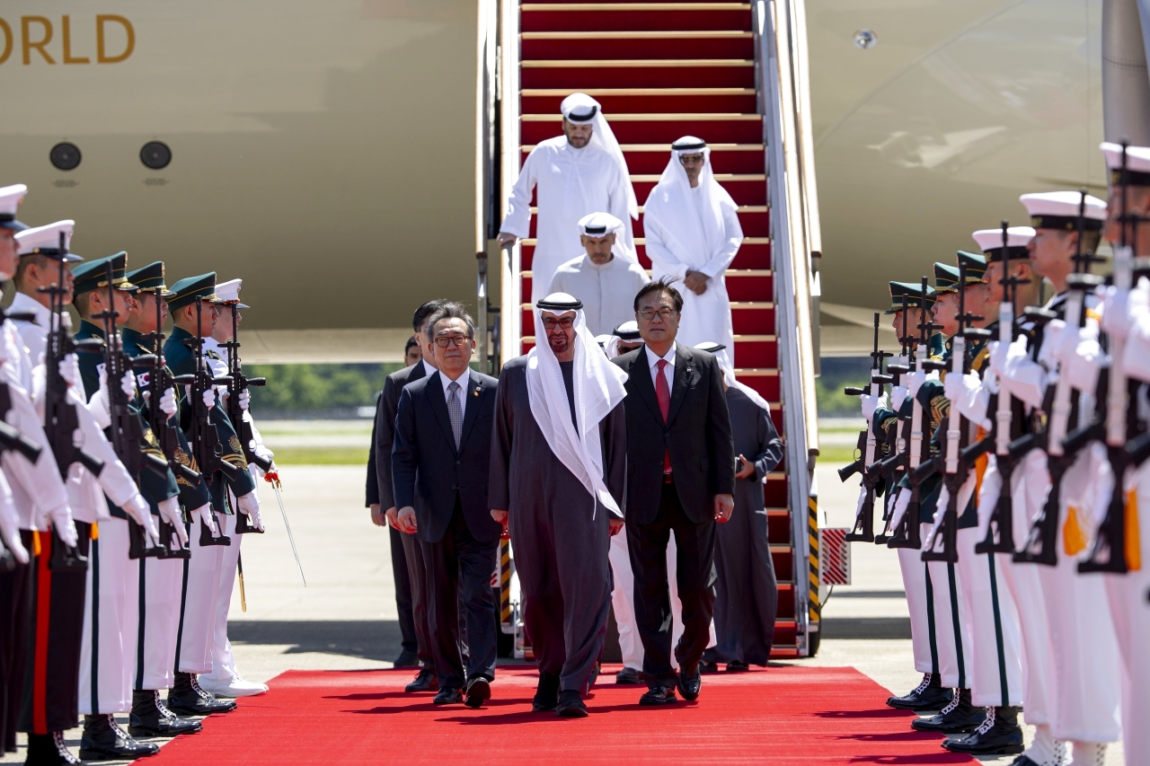 "محمد بن زايد لدى وصوله إلى سيئول ووزير الخارجية الكوري في مقدمة مستقبلي سموه بحضور خلدون المبارك | تصوير: عبدالله النيادي، وريان كارتر"