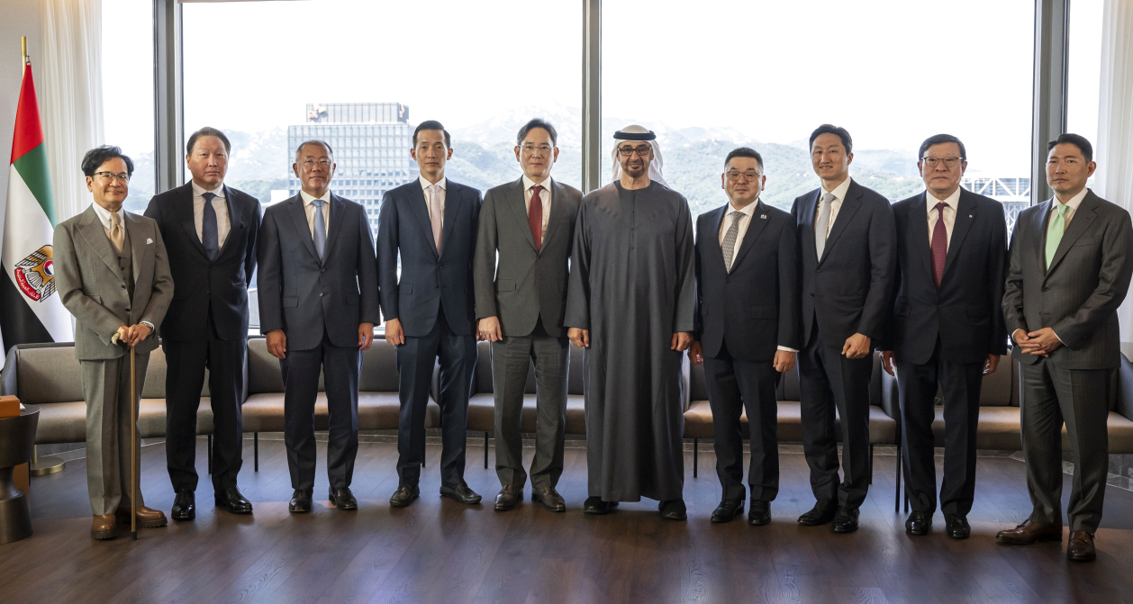 "محمد بن زايد متوسطاً قادة مجتمع الأعمال في كوريا | تصوير: محمد الحمادي وراشد المنصوري"