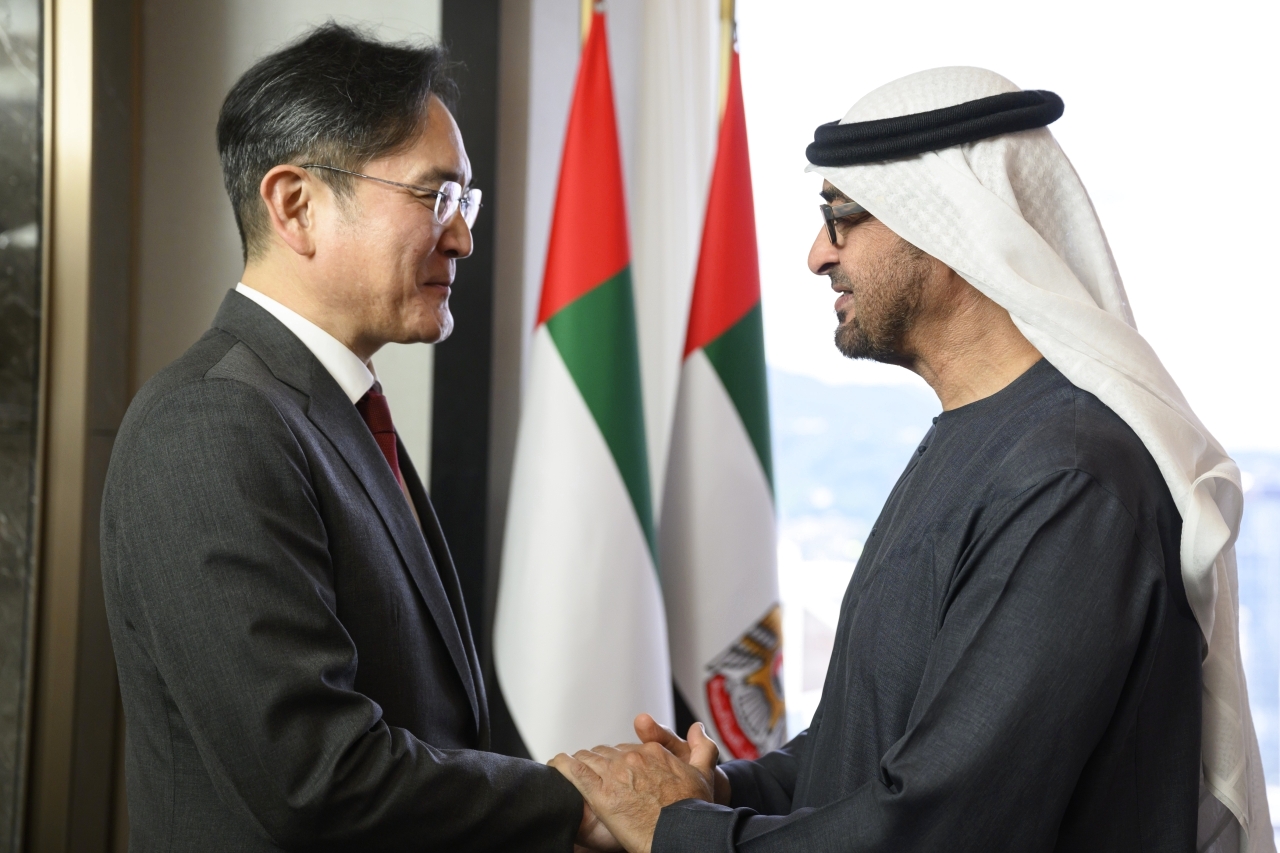 "محمد بن زايد مرحباً برئيس مجموعة سامسونج"