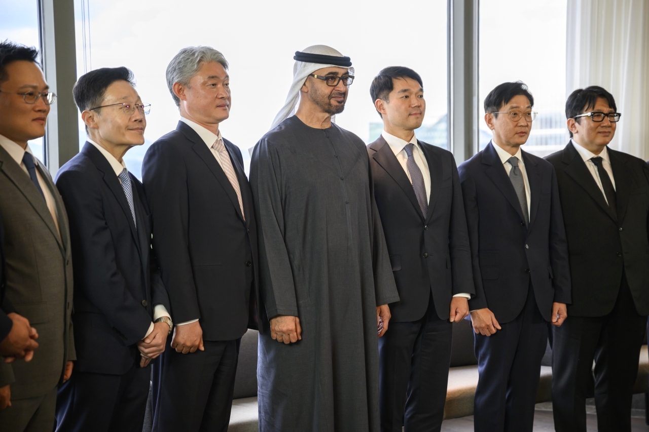 "محمد بن زايد متوسطاً عدداً من قادة الأعمال الكوريين"