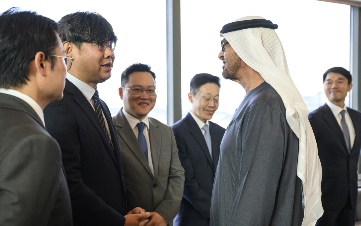 "محمد بن زايد خلال اللقاء"