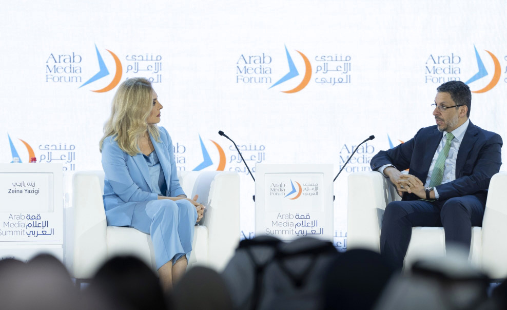 "أحمد بن مبارك متحدثاً في الجلسة"