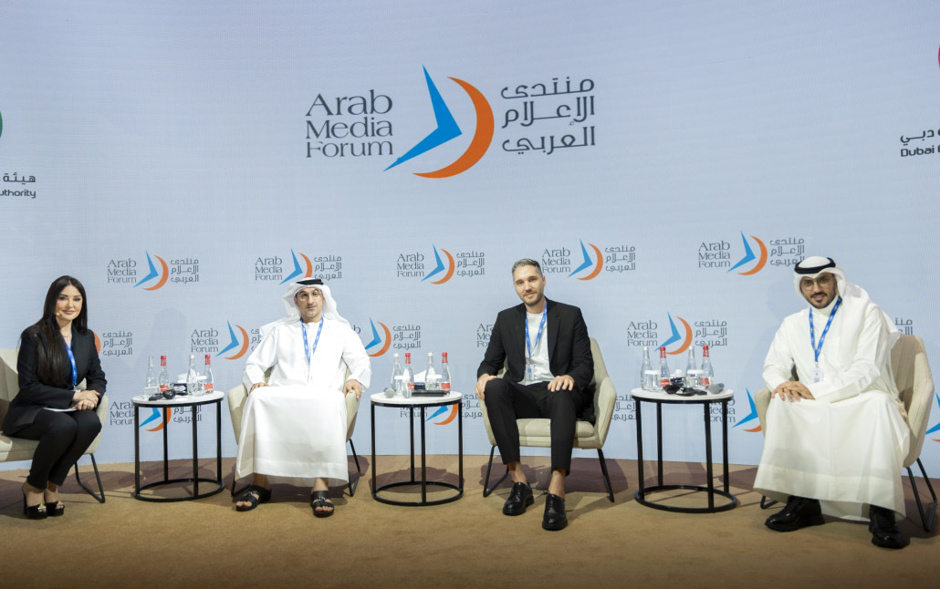 استعراض تأثير الذكاء الاصطناعي في المنصات الرقمية والتقليدية