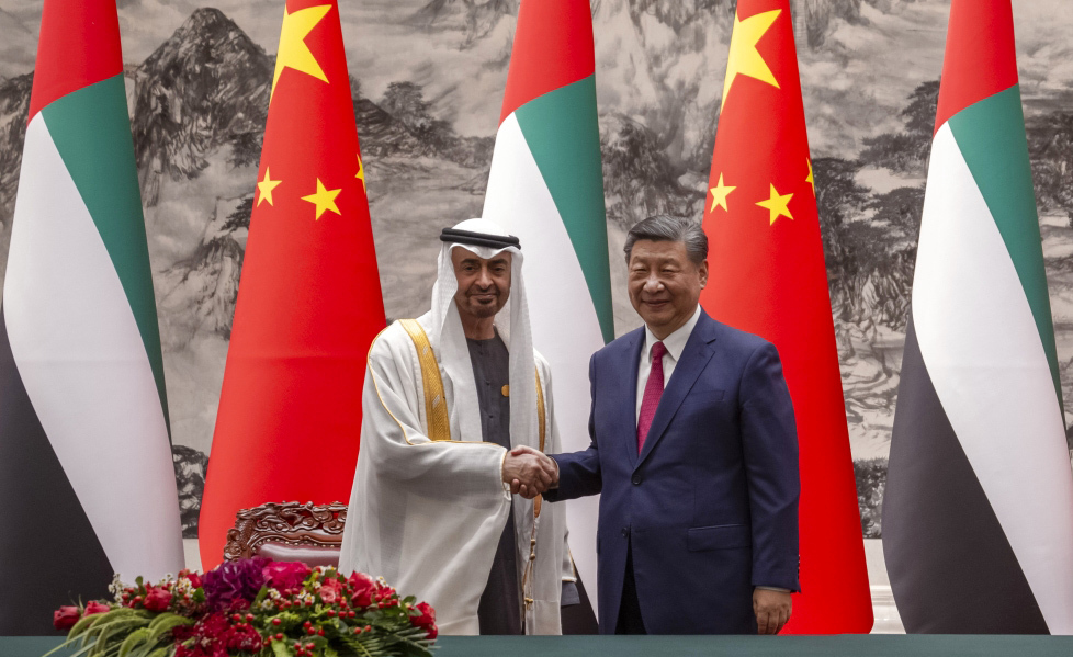 "رئيس الدولة مصافحاً الرئيس الصيني | تصوير: حمد الكعبي ومحمد الحمادي وعمر العسكر"