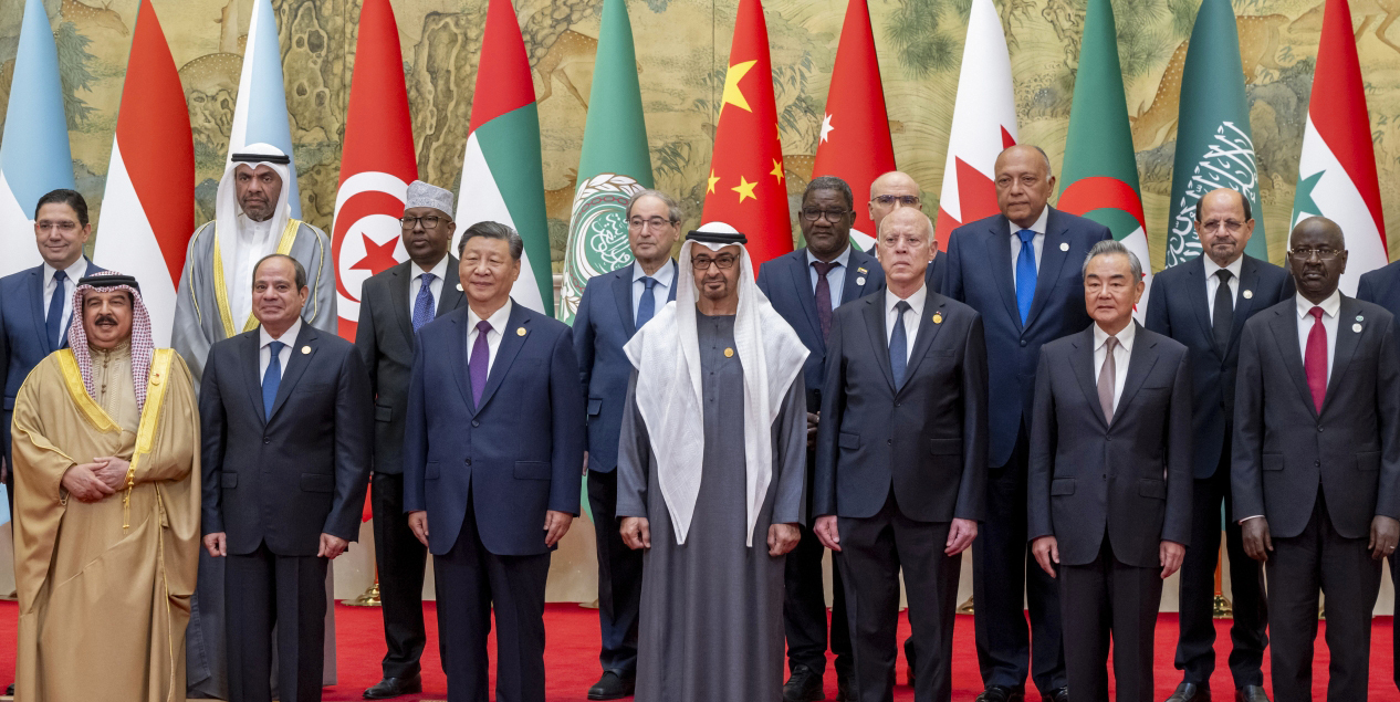 "محمد بن زايد وحمد بن عيسى وشي جين بينغ وعبد الفتاح السيسي وقيس سعيد وقادة ومسؤولون خلال الاجتماع | تصوير: محمد الحمادي وعمر العسكر"