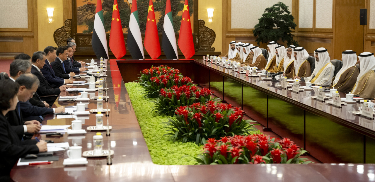 "محمد بن زايد خلال لقاء شي جين بينغ بحضور هزاع وحامد وعبد الله بن زايد وحمدان بن محمد بن زايد ومحمد بن حمد وسهيل المزروعي ومحمد السويدي وخلدون المبارك وفيصل البناي وجاسم الزعابي"