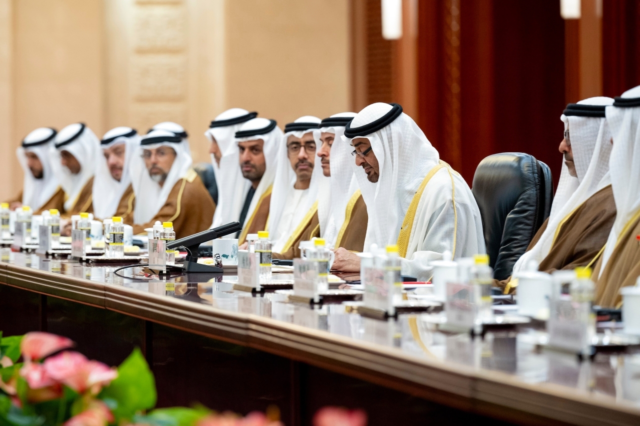 "رئيس الدولة خلال اللقاء مع رئيس اللجنة الدائمة للمجلس الوطني لنواب الشعب الصيني بحضور هزاع وحامد وعبدالله بن زايد ومحمد بن حمد وسهيل المزروعي ومحمد السويدي | تصوير: راشد المنصوري"