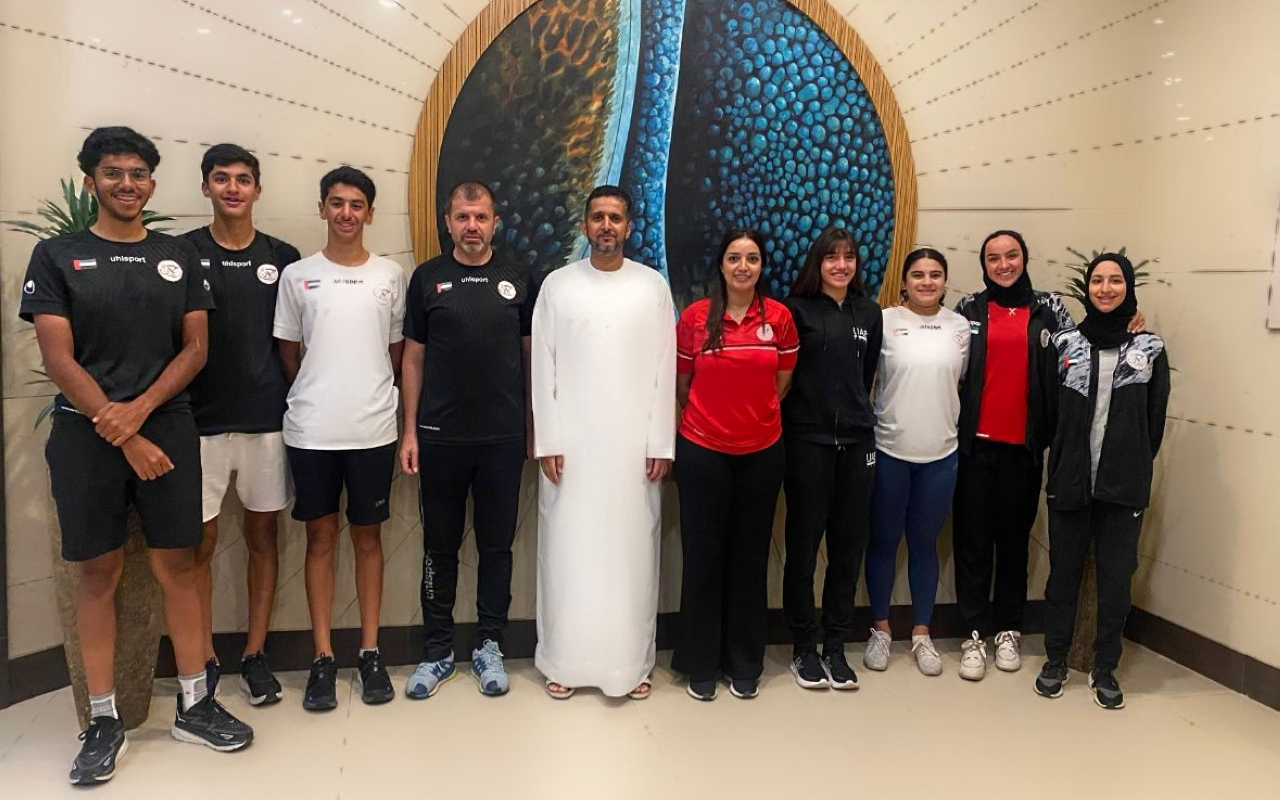 "منصور بوعصيبة يتوسط جانب من بعثة المنتخب | البيان"