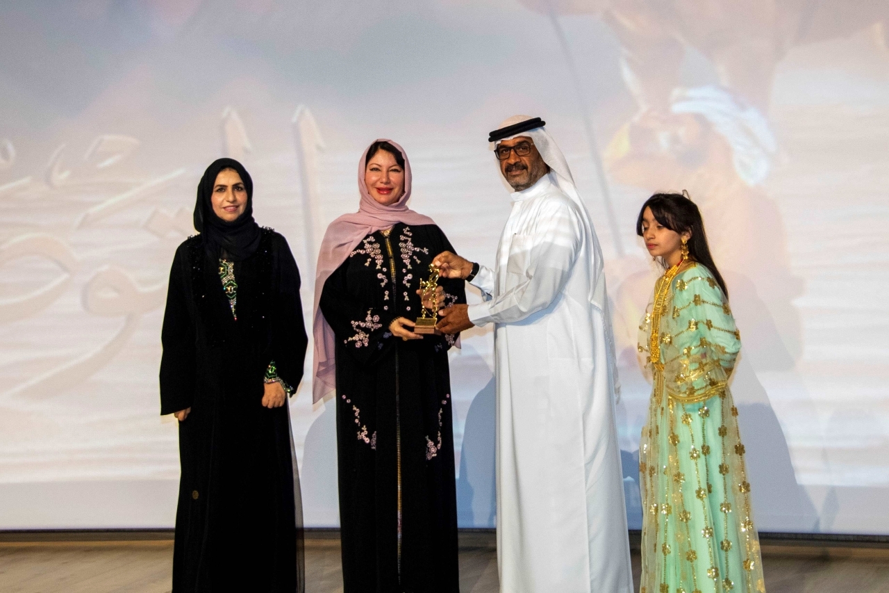 "عبد الله بن دلموك مكرما إحدى الفائزات"