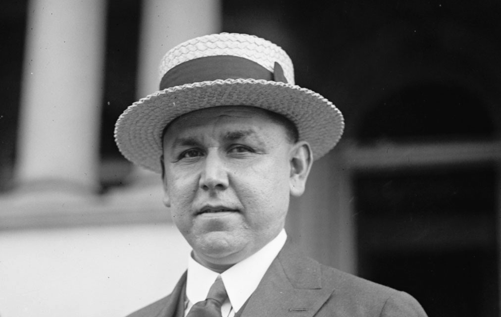 "1920 أدولفو دي لا ويرتا يتولى رئاسة المكسيك لفترة انتقالية."