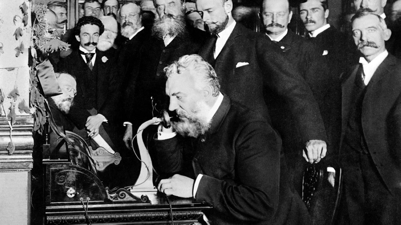 "1875 ظهور الهاتف أول مرة على يد المخترع الأسكتلندي المهندس ألكسندر غراهام بيل."