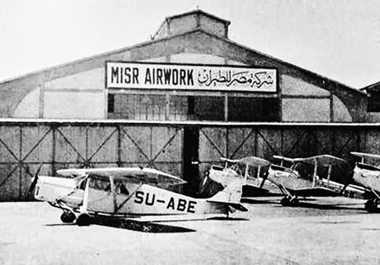 "1932 الملك فؤاد يفتتح مطار ألماظة في احتفال شعبي كبير ويستقبل فيه أول 3 طيارين مصريين."