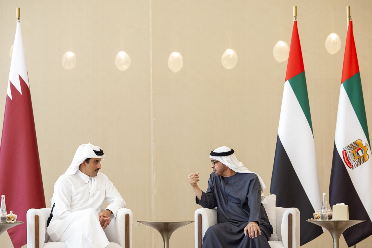 "محمد بن زايد وتميم بن حمد خلال المباحثات | تصوير عبد الله البديوي وريان كارتر"