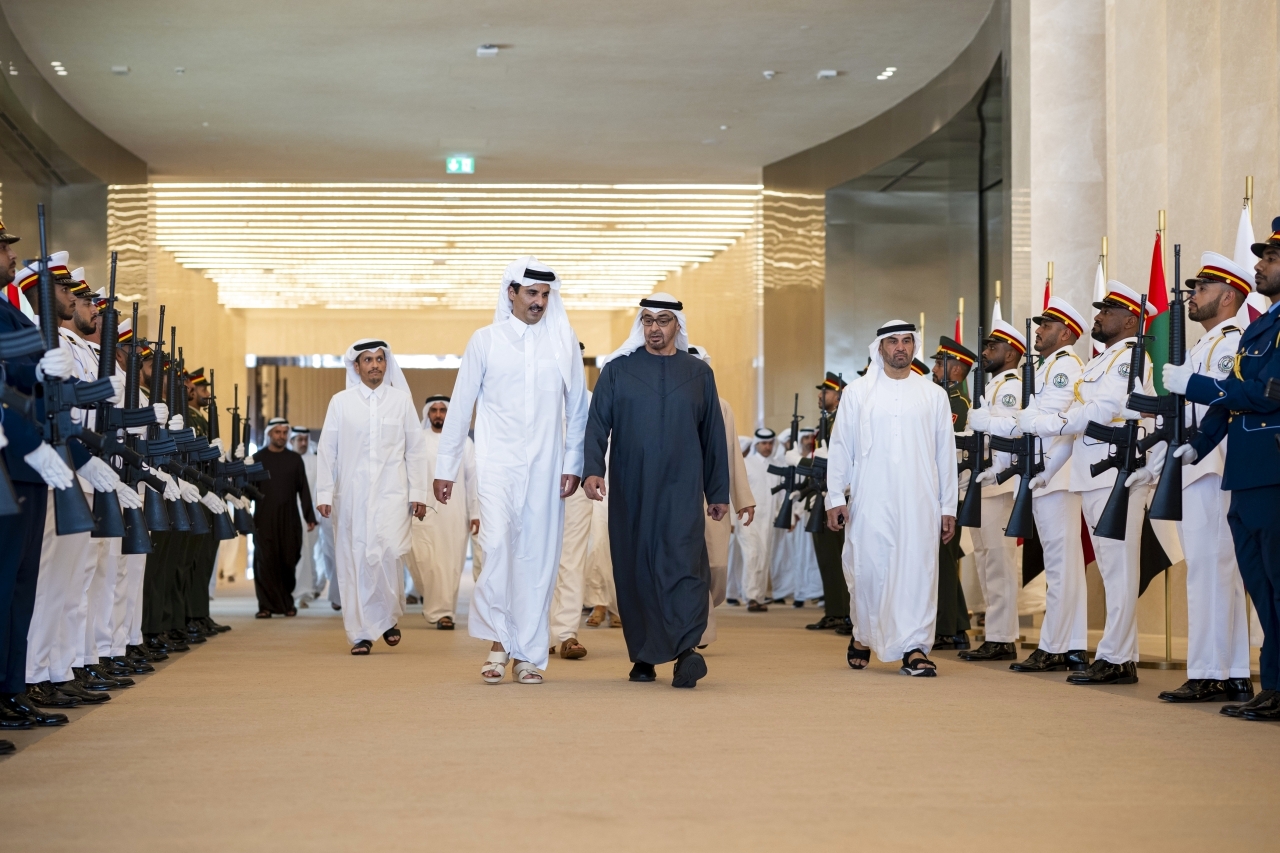 "رئيس الدولة خلال استقبال أمير قطر بحضور سيف بن زايد ومحمد آل ثاني ومحمد بن حمد"