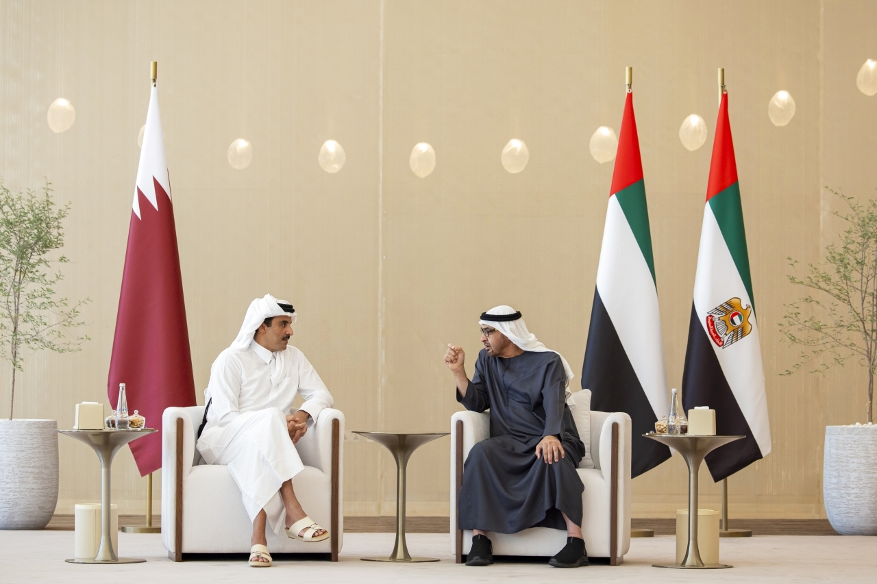 "رئيس الدولة خلال لقاء أمير قطر"