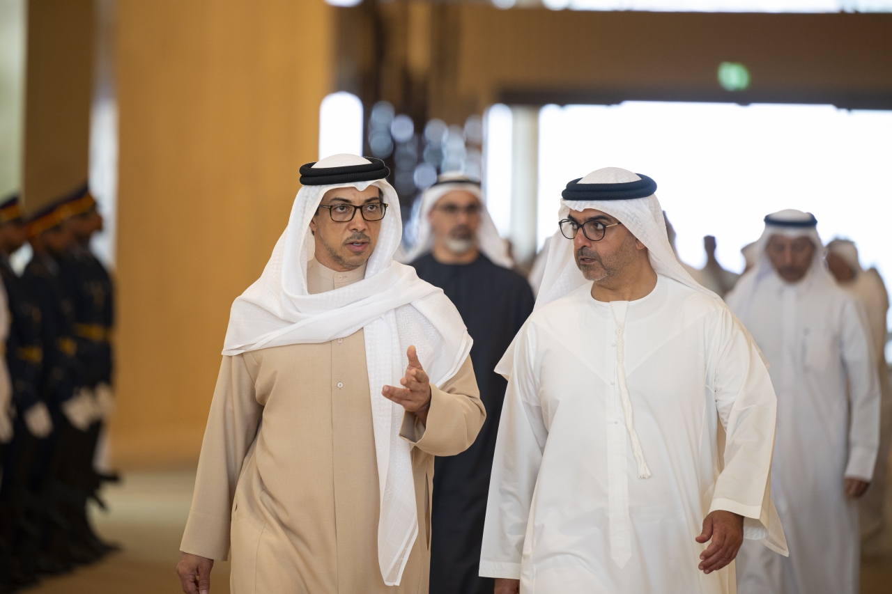 "منصور بن زايد وخالد بن محمد وحامد بن زايد خلال الاستقبال"