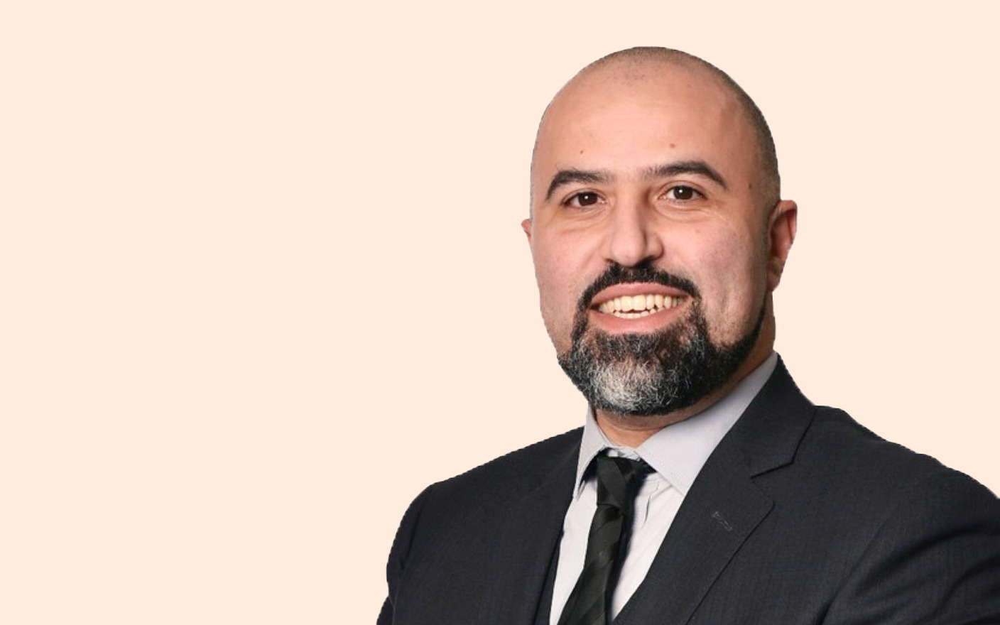 "أكرم طارق"