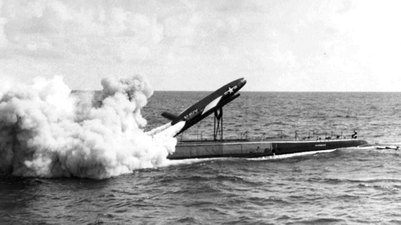 "1959 الغواصة «يو إس إس باربيرو» و«بريد أمريكا»، يحاولان توصيل البريد عبر «الصواريخ»."