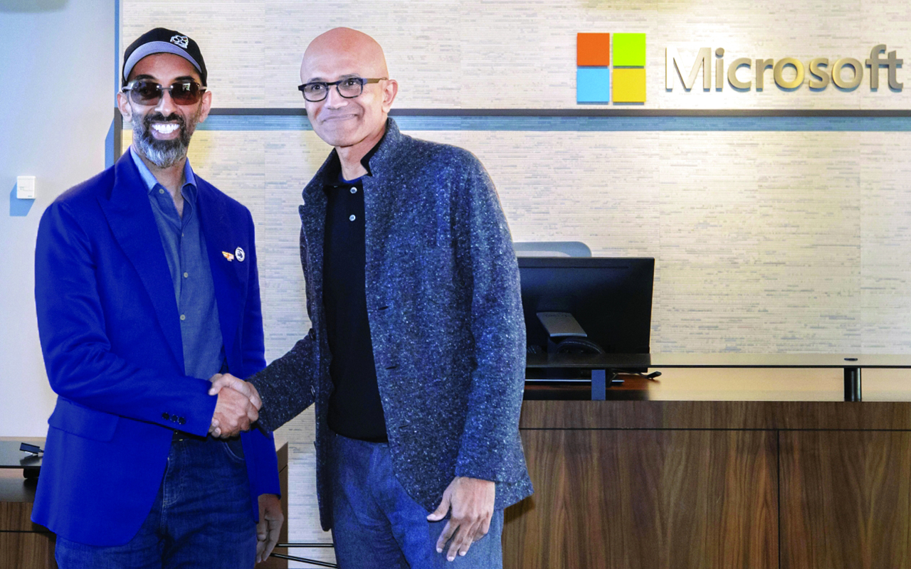 "طحنون بن زايد وساتيا ناديلا خلال اللقاء | وام"