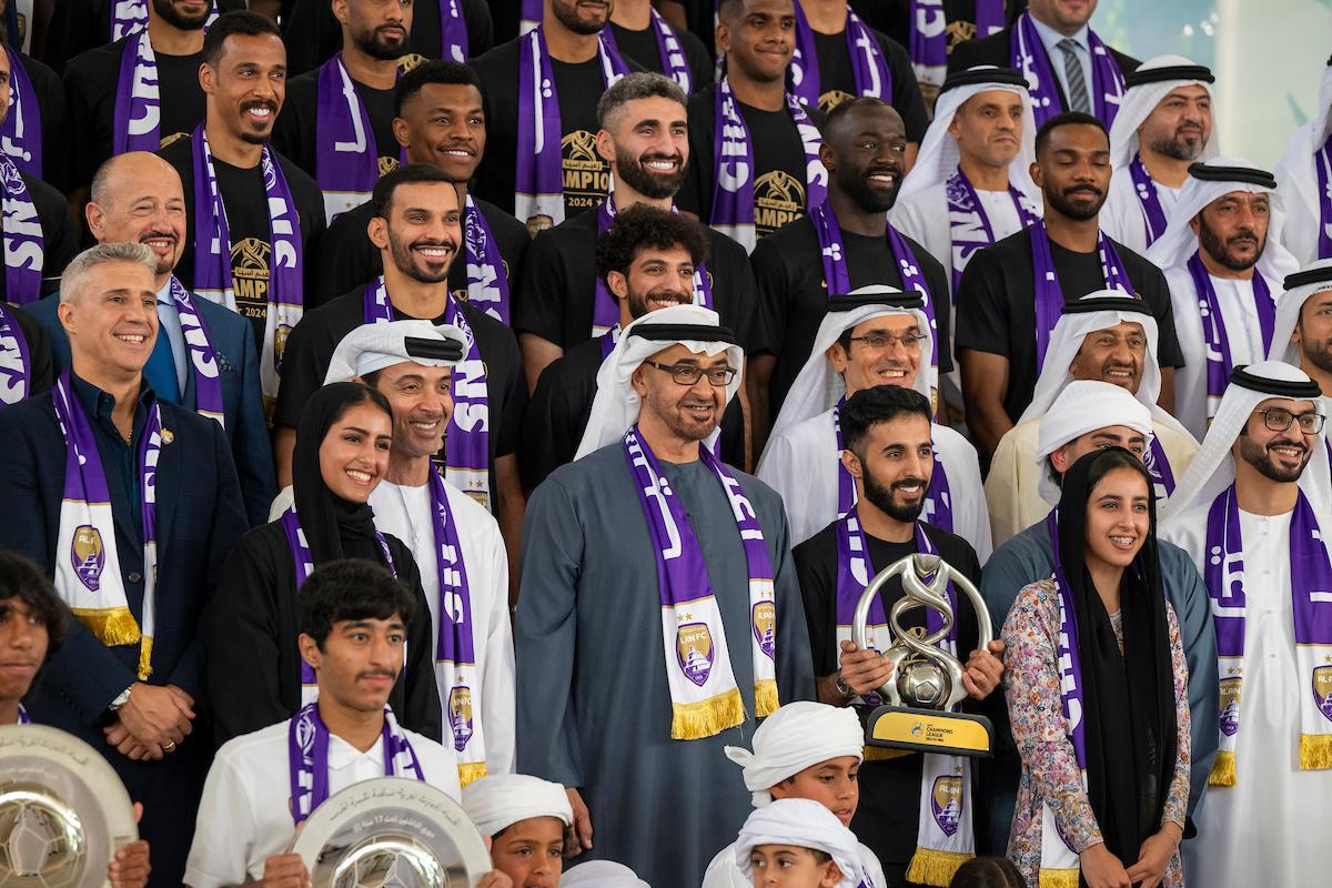 "محمد بن زايد مع أبطال آسيا بحضور هزاع بن زايد وسلطان بن حمدان وسلامة وفاطمة بنت محمد بن حمد"