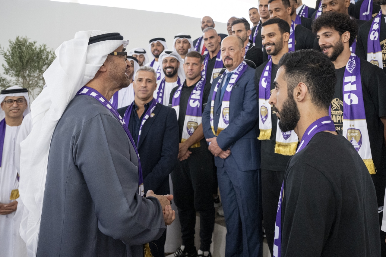 "محمد بن زايد يتحدث إلى لاعبي فريق العين بطل آسيا خلال الاستقبال | تصوير: عبد الله البدواوي"