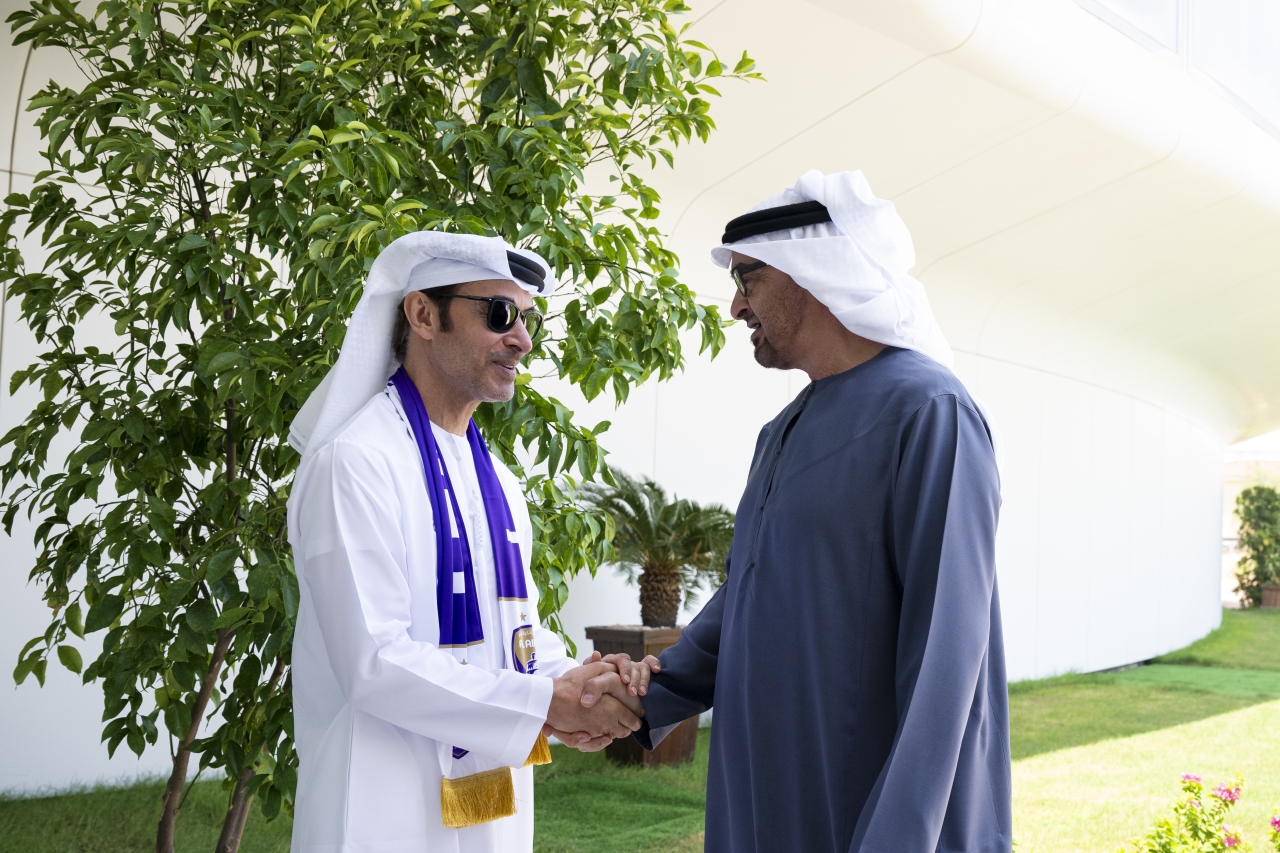 "محمد بن زايد يصافح هزاع بن زايد خلال استقبال فريق العين بطل آسيا"