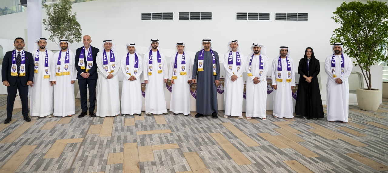 "محمد بن زايد خلال استقبال رعاة نادي العين بحضور هزاع بن زايد وسلطان بن حمدان"