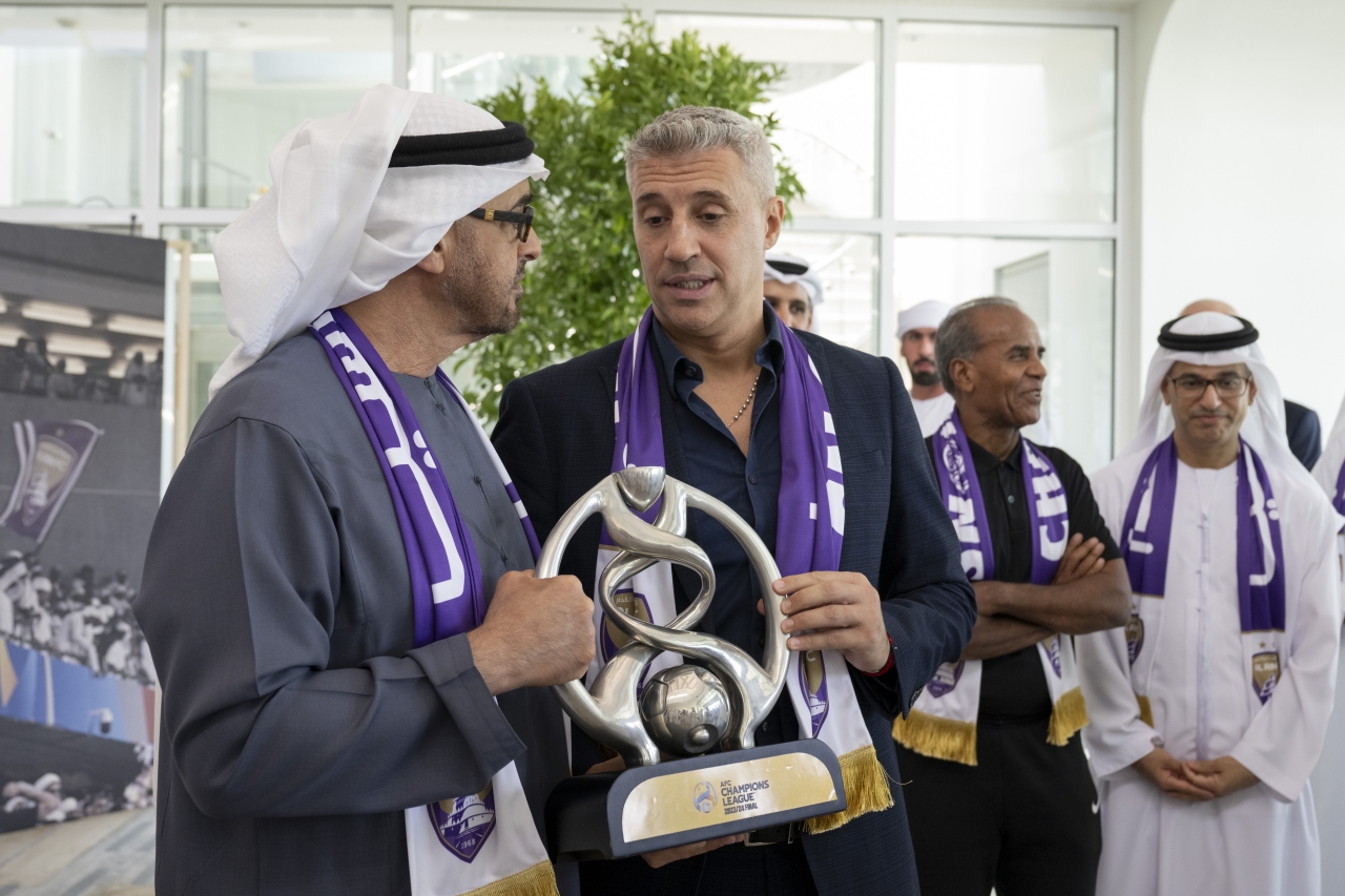 "محمد بن زايد يستقبل الأرجنتيني كريسبو الذي أهدى سموه كأس أبطال آسيا"