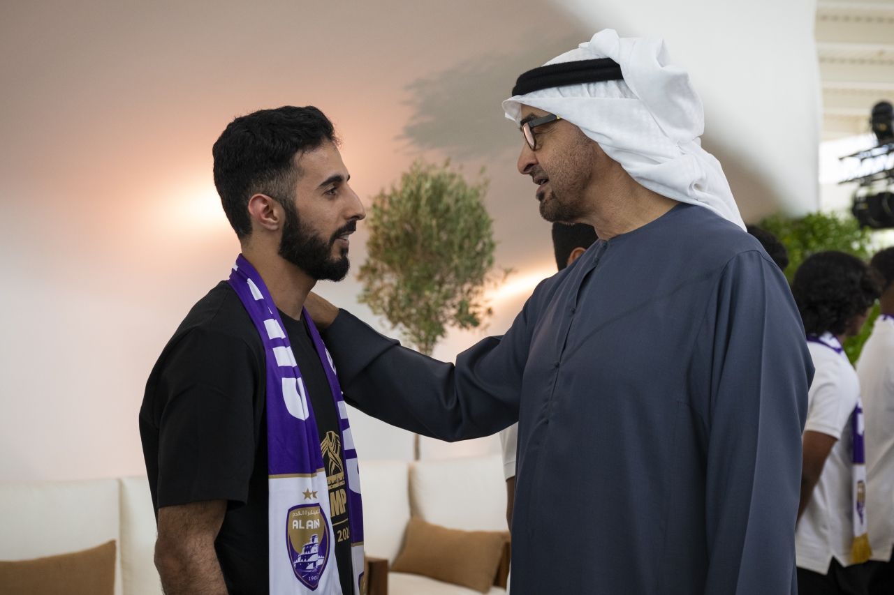 "محمد بن زايد يتحدث إلى بندر الأحبابي قائد فريق العين"