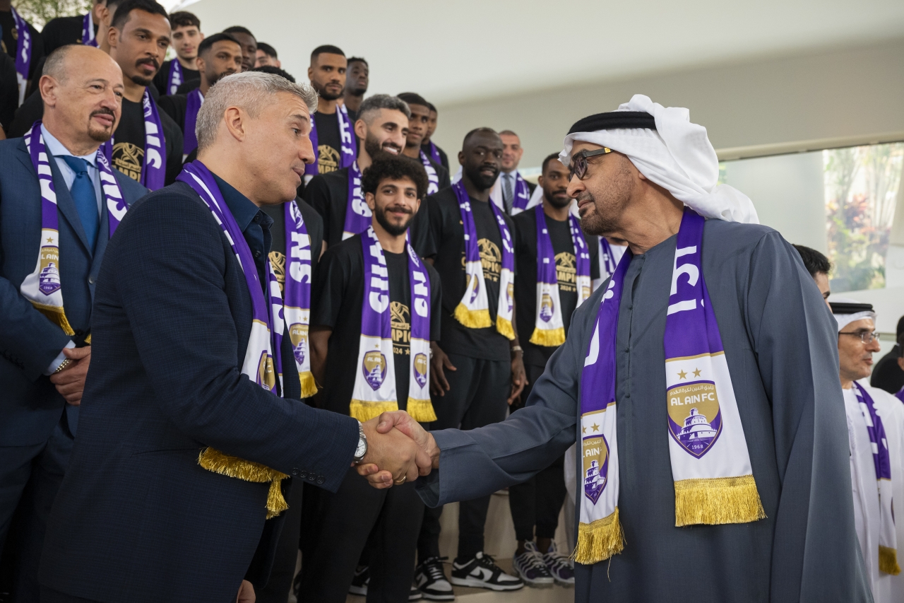 "محمد بن زايد يصافح الأرجنتيني كريسبو مدرب الفريق خلال استقبال العين بطل آسيا"