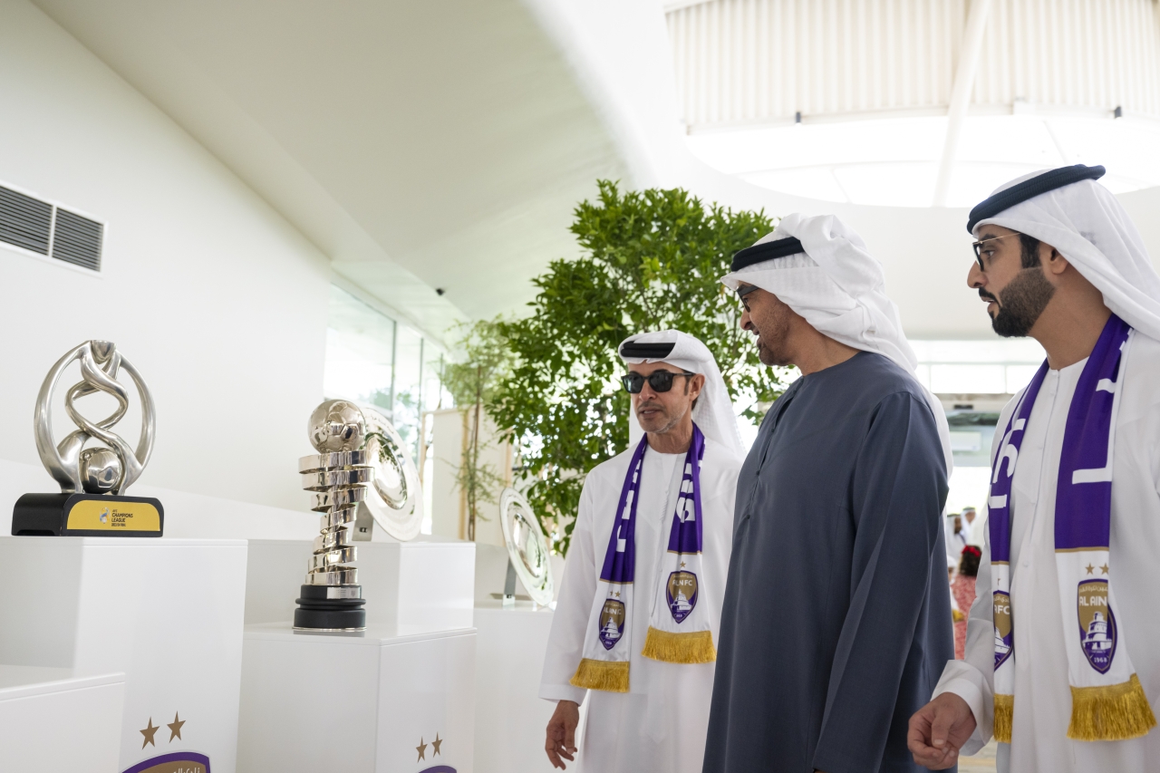 "محمد بن زايد يتفقد بطولات فريق العين بحضور هزاع بن زايد وسلطان بن حمدان"