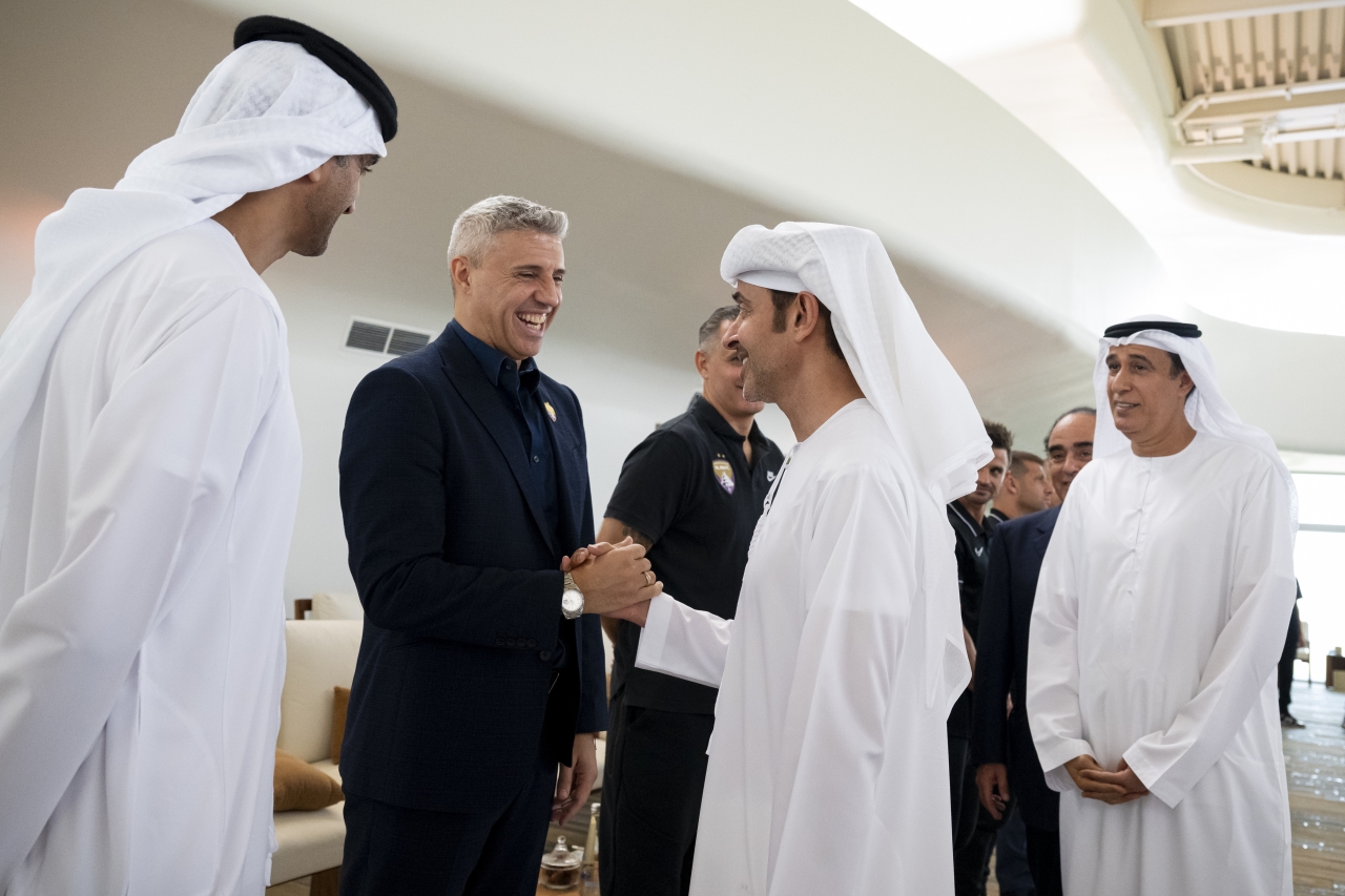 "هزاع بن زايد يهنئ المدرب كريسبو بالإنجاز الكبير بحضور محمد المحمود"