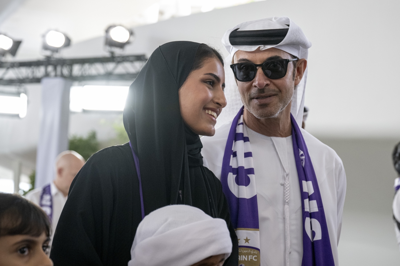 "هزاع بن زايد يتحدث إلى سلامة بنت محمد بن حمد خلال حفل الاستقبال | تصوير: محمد الحمادي"