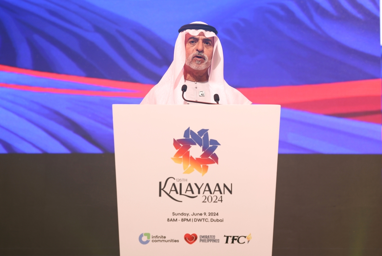 "نهيان بن مبارك متحدثاً خلال الاحتفال"