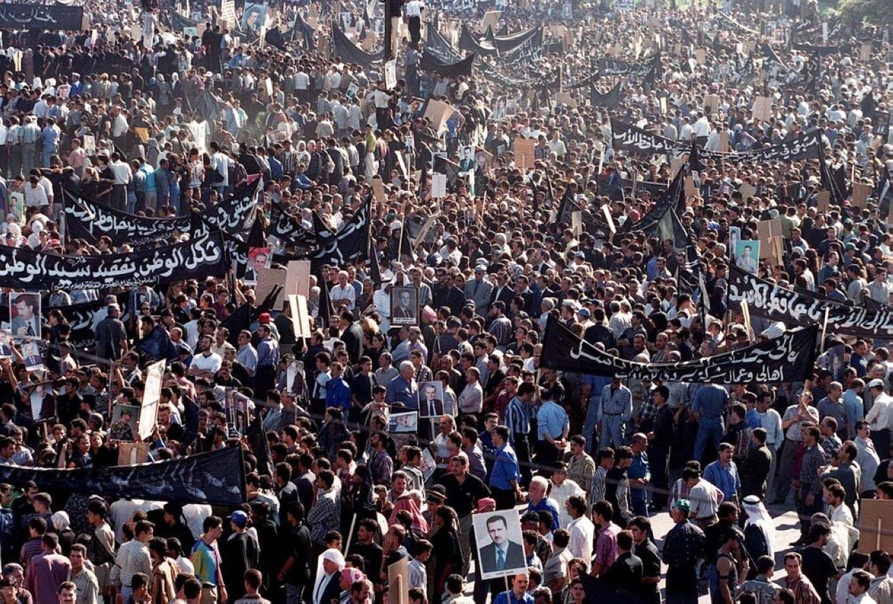 "2000 تشييع الرئيس السوري الراحل حافظ الأسد من دمشق إلى مسقط رأسه بلدة القرداحة."